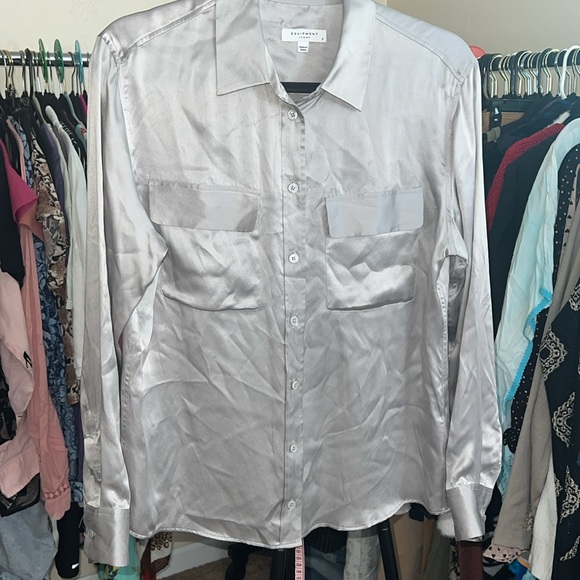 Equipment femme SIGNATURE SILK SHIRT in a silver grey color - Picture 2 of 6